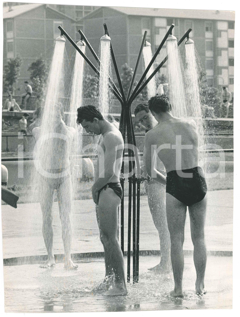 Fotografia d epoca originale 1962 MILANO  PISCINA COMUNALE Bagnanti sotto le docce  Foto 20x27 cm 1