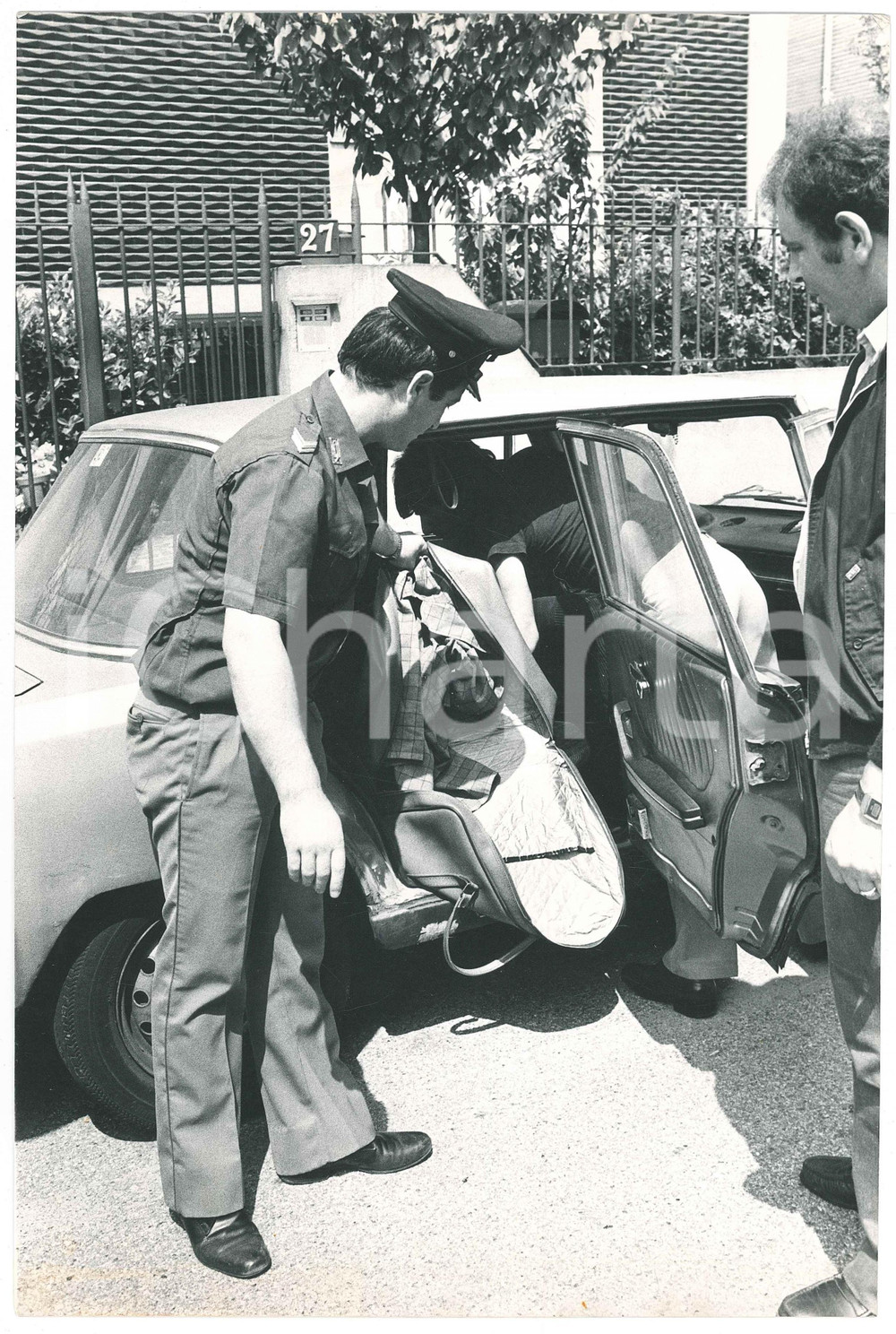Fotografia d epoca originale 1978 MILANO  CARABINIERI Ritrovamento di refurtiva  Foto 20x30 cm 1