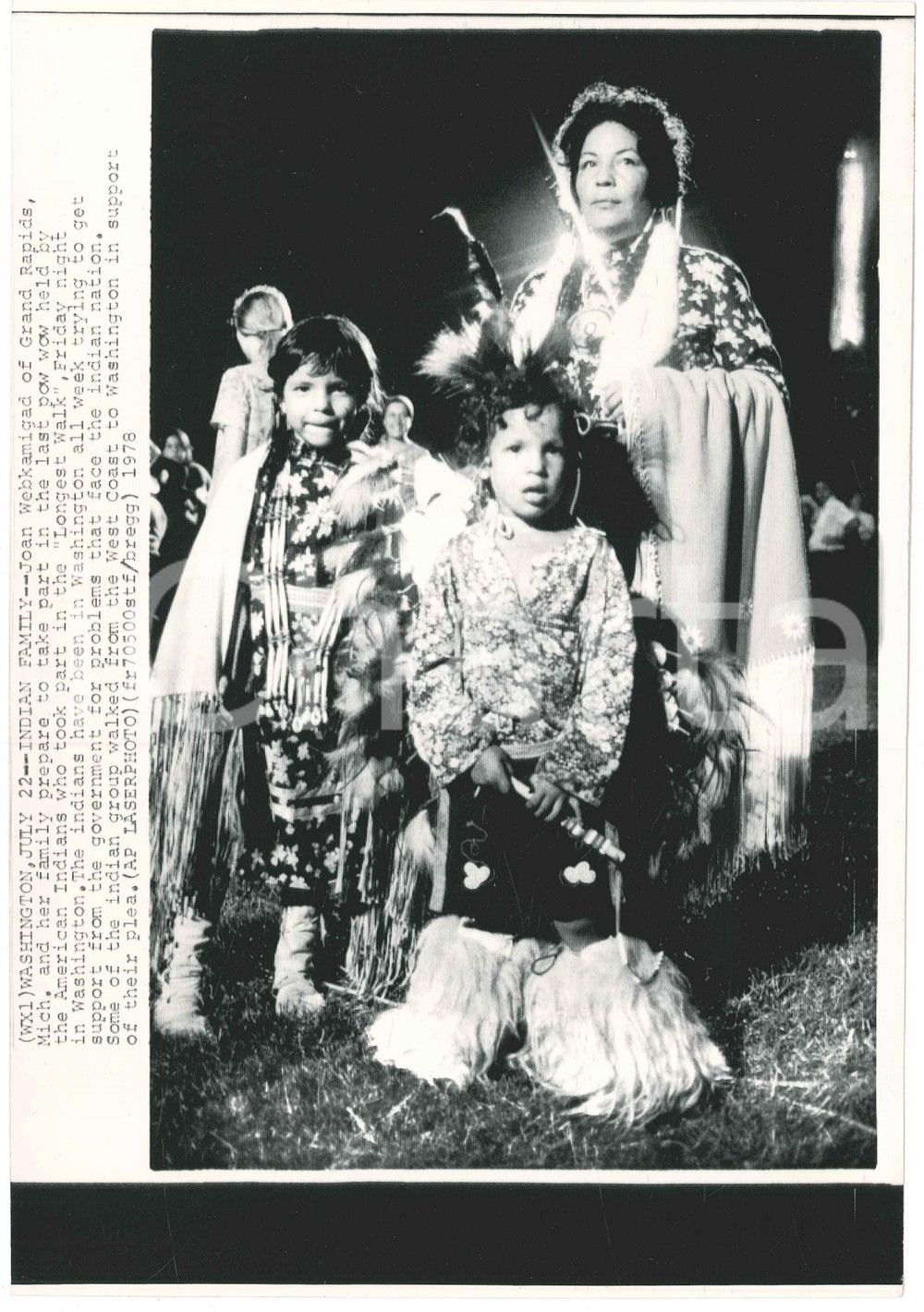 Fotografia d epoca originale 1978 WASHINGTON Indian family  Joan WEBKAMIGAD at a pow wow Telefoto 1