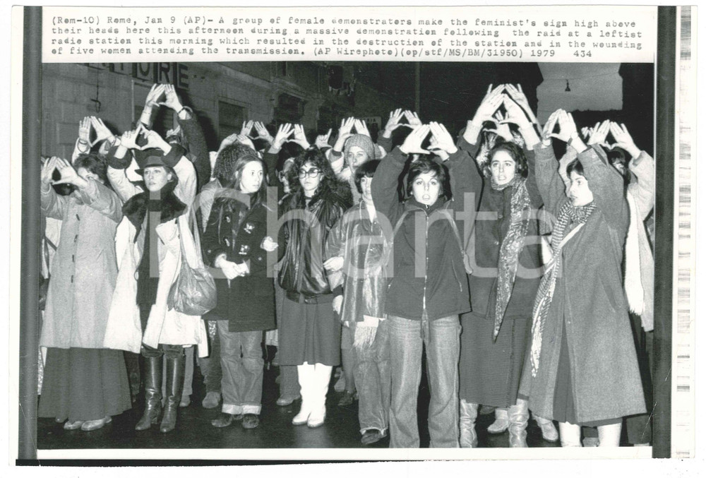 Fotografia d epoca originale 1979 ROMA Manifestazione femminista dopo l attentato a RADIO DONNA Telefoto 1