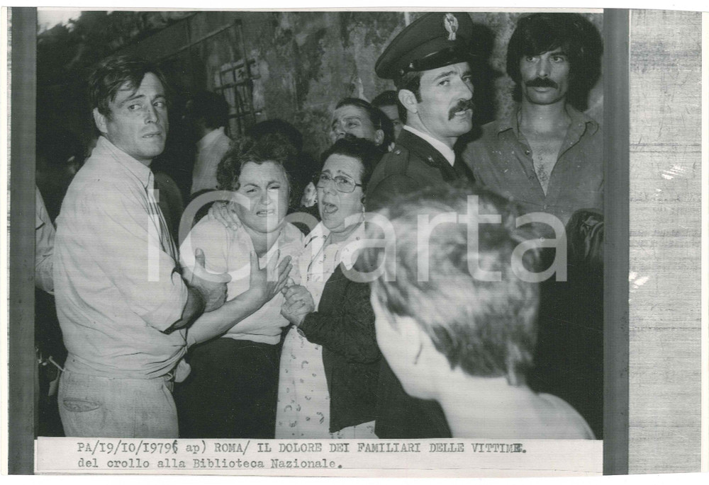 Fotografia d epoca originale 1979 PALERMO Crollo Biblioteca Regione Siciliana  Familiari vittime Telefoto 1