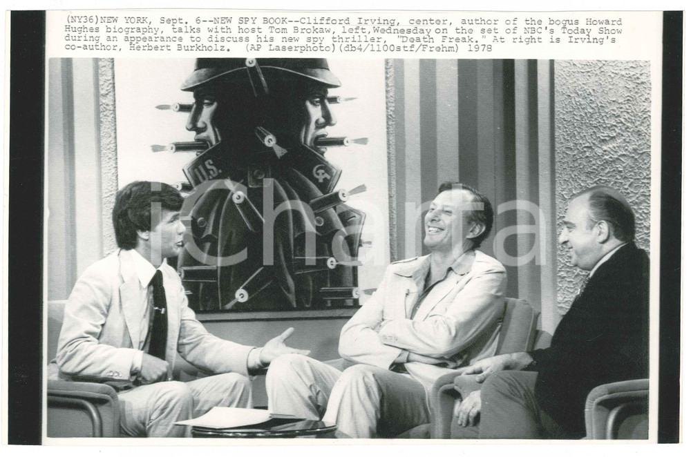 1978 NEW YORK NBC Tom BROKAW talking with Clifford IRVING about a book *Telefoto