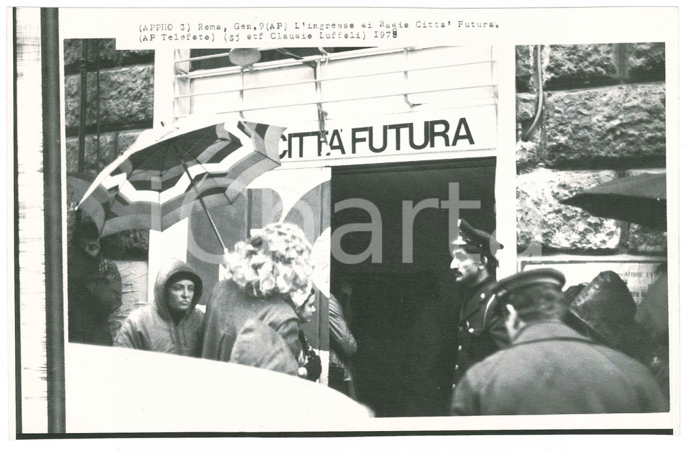 Fotografia d epoca originale 1979 ROMA Ingresso di RADIO CITTA  FUTURA Telefoto 28x18 cm 1