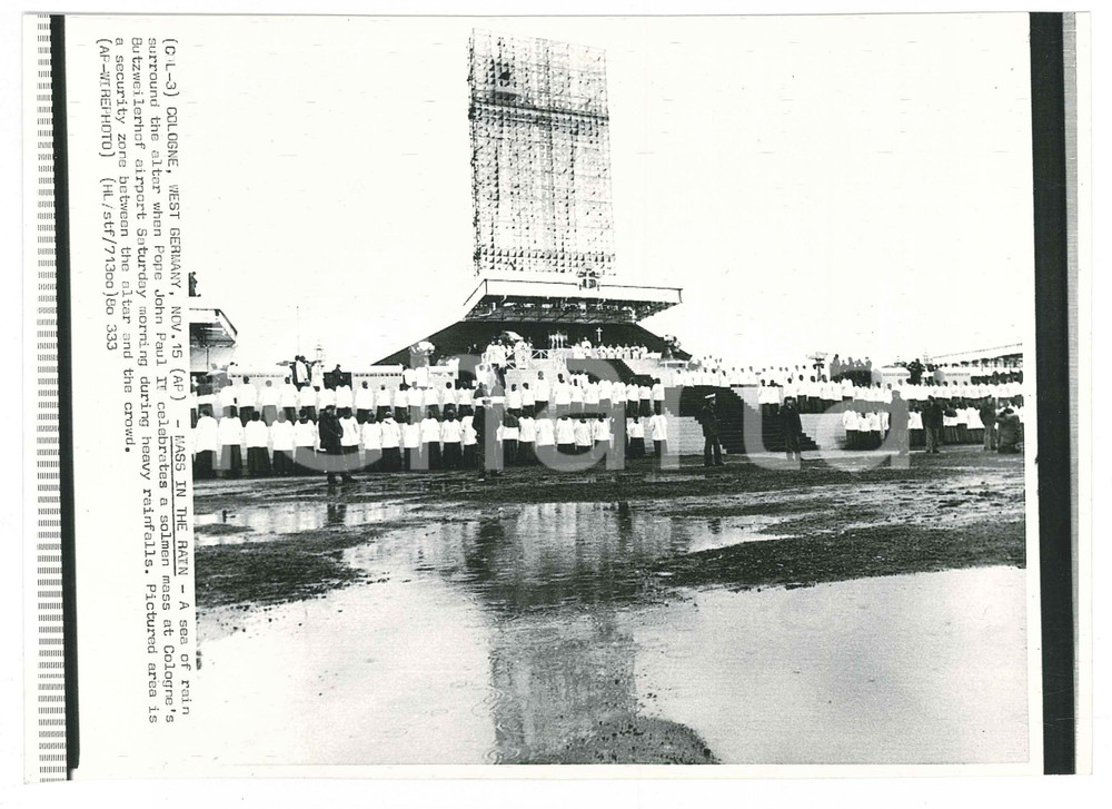 Fotografia d epoca originale 1980 COLONIA D Messa di papa Giovanni Paolo II sotto la pioggia Telefoto 1