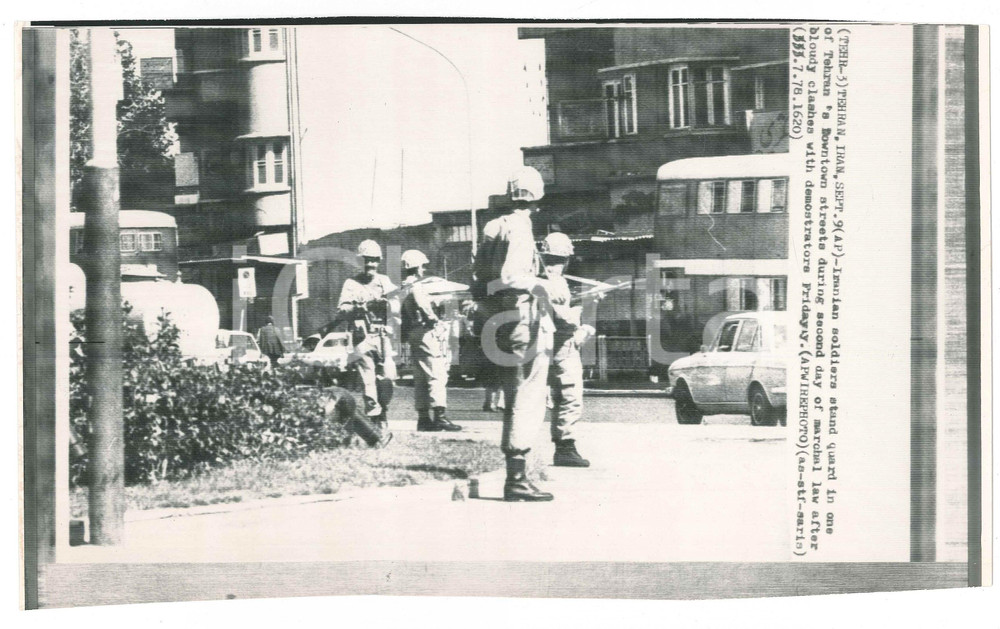 Fotografia d epoca originale 1978 TEHERAN IRAN Soldiers during the second day of marchal law Telefoto 1
