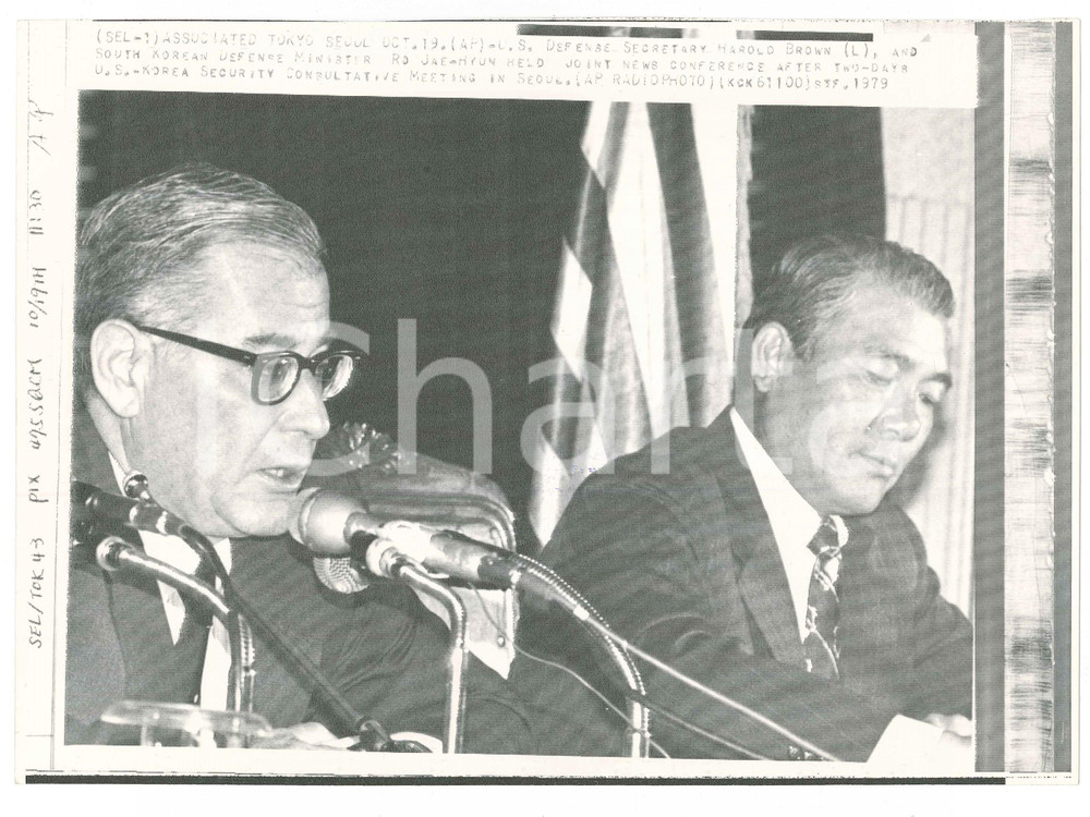 Fotografia d epoca originale 1979 SEOUL SOUTH KOREA Harold BROWN Ro Jae HYUN  News conference Telefoto 1