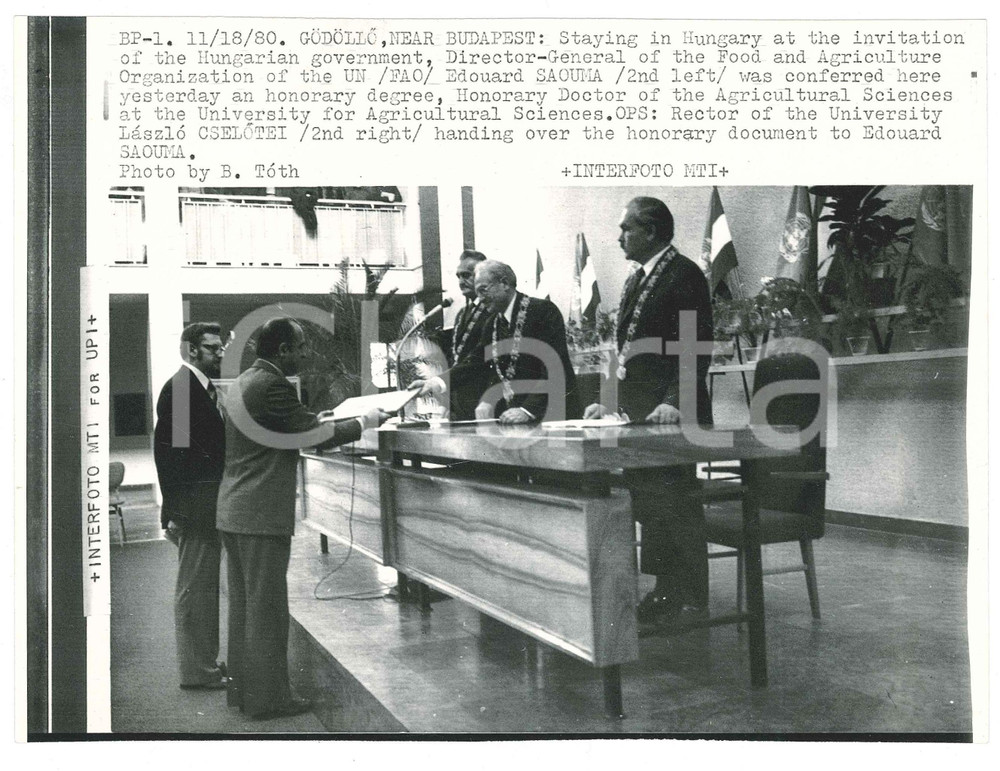 1980 GÖDÖLLŐ FAO Director Edouard SAOUMA receiving an honourary degree *Telefoto