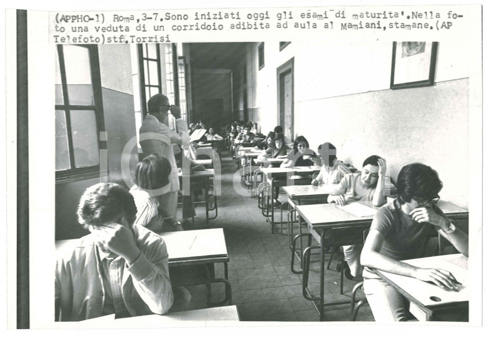 Fotografia d epoca originale 1972 COSTUME ROMA Esami di maturitÃ  al Liceo MAMIANI Telefoto 28x20 cm 1