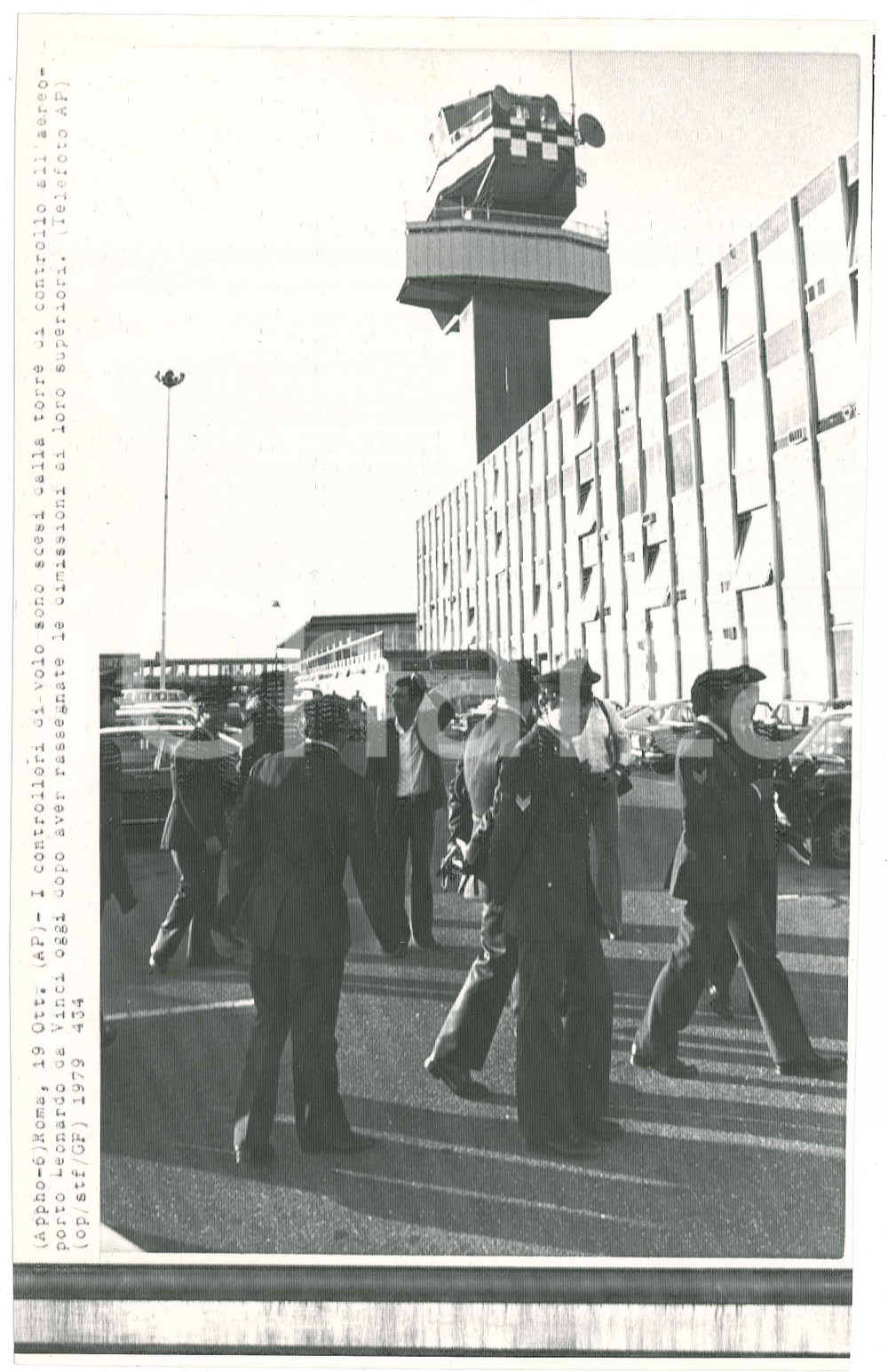 Fotografia d epoca originale 1979 ROMA FIUMICINO Controllori di volo scendono dopo le dimissioni Telefoto 1