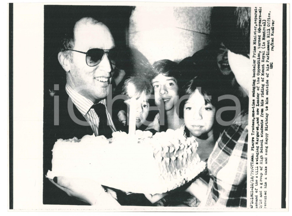 Fotografia d epoca originale 1979 OTTAWA CANADA Pierre TRUDEAU s birthday with a group of students TELEFOTO 1