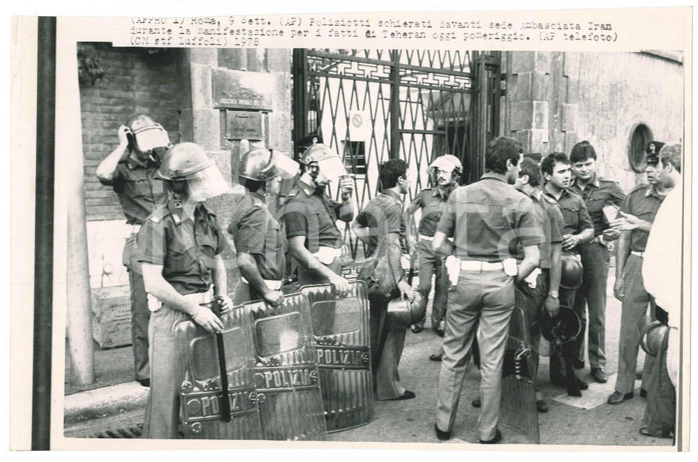 Fotografia d epoca originale 1978 ROMA VenerdÃ¬ nero in Iran  Poliziotti davanti all ambasciata Telefoto 1