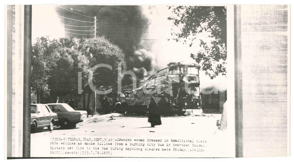 Fotografia d epoca originale 1978 TEHERAN IRAN â€œVenerdÃ¬ neroâ€  Donna vicino a un bus incendiato Telefoto 1