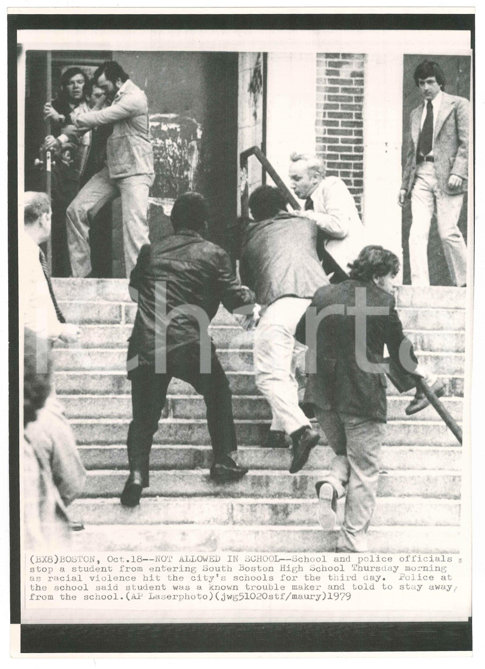 Fotografia d epoca originale 1979 BOSTON South Boston High School  Student stopped  Racial violence 1