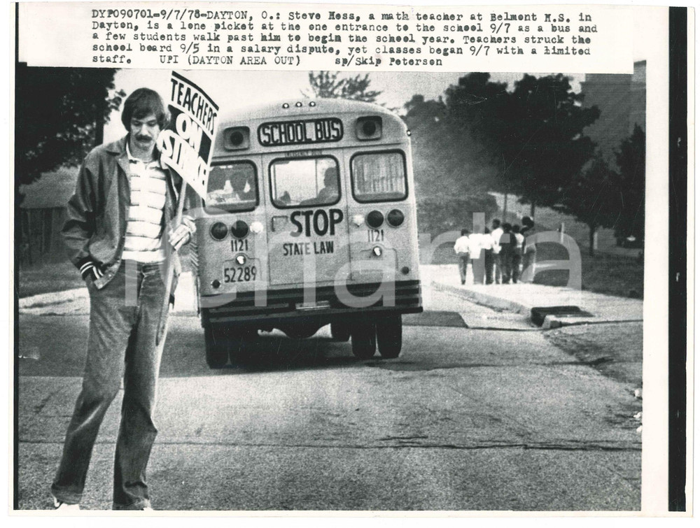 Fotografia d epoca originale 1978 DAYTON USA Teachers on strike  Steve HESS in a lone picket Telefoto 1