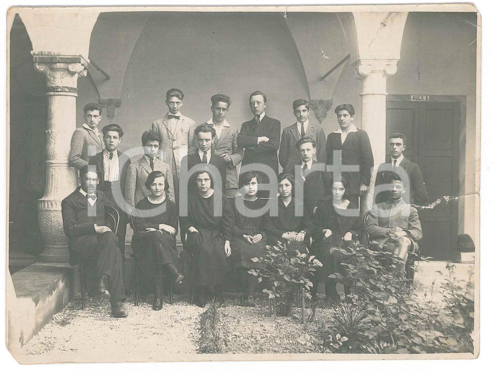 Fotografia d epoca originale 1925 ca ITALIA Classe liceale in cortile  Ritratto Foto DANNEGGIATA 16x12 cm 1