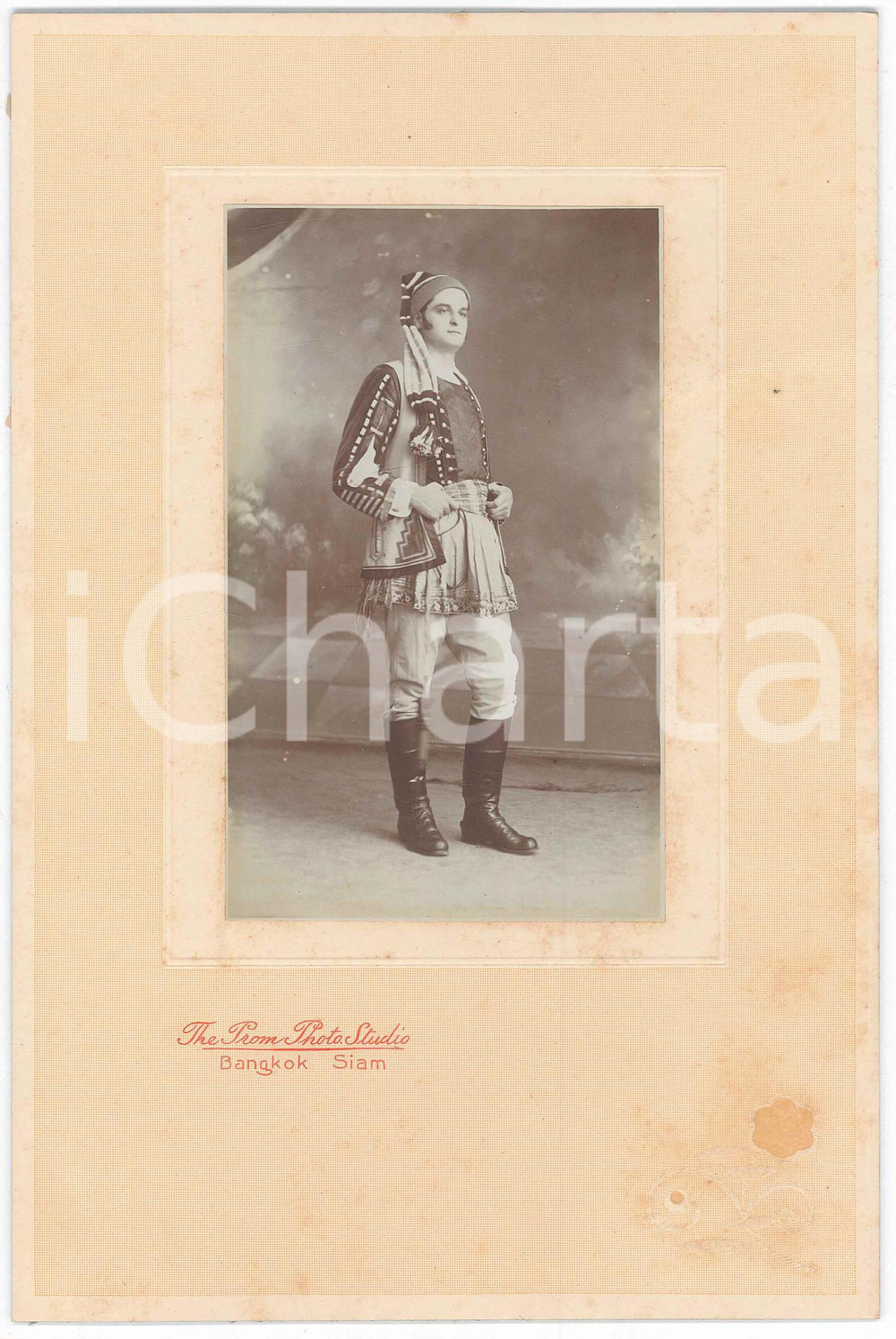 Fotografia d epoca originale 1920 ca BANGKOK THAILAND Europeo in costume teatrale  Foto PROM PHOTO STUDIO 1