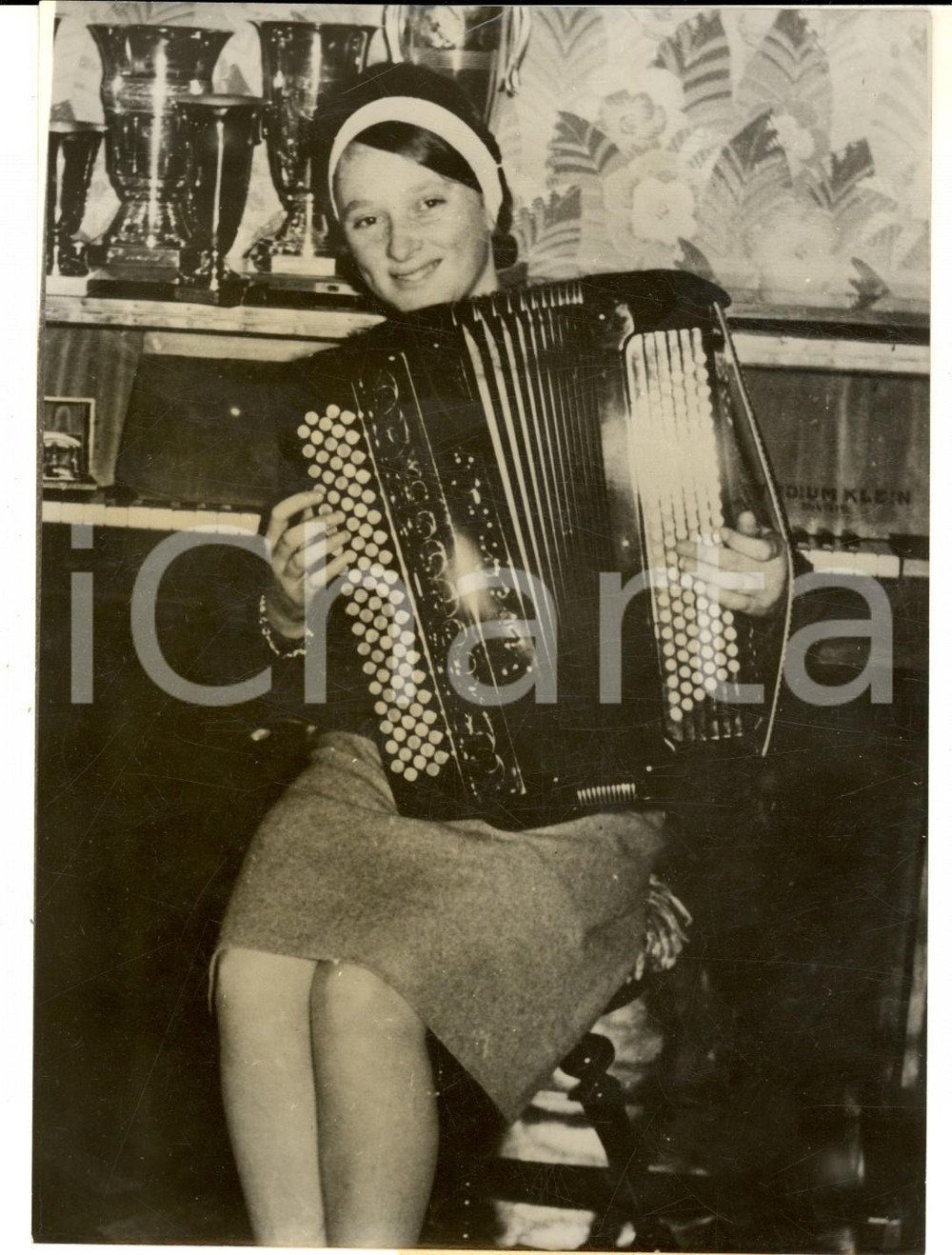 Fotografia d epoca originale 1963 PARIS Janine CNOCKAERT championne d accordéon à  13 ans  Photo 13x18 1