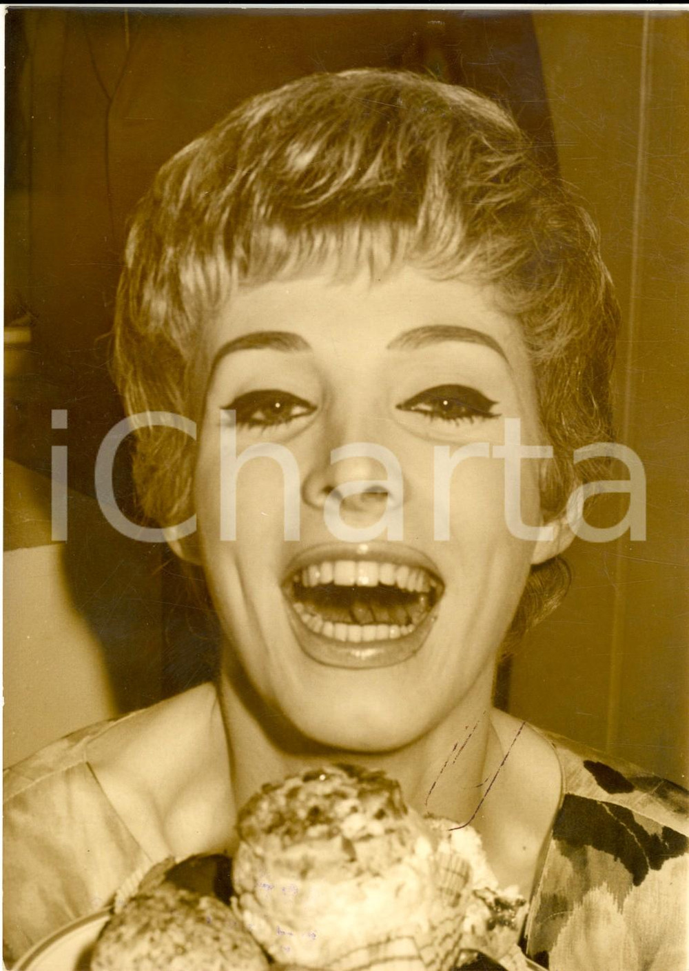 Fotografia d epoca originale 1961 PARIS Mannequin FETICHE Ã©lue bouche la plus gourmade de Paris Photo 1
