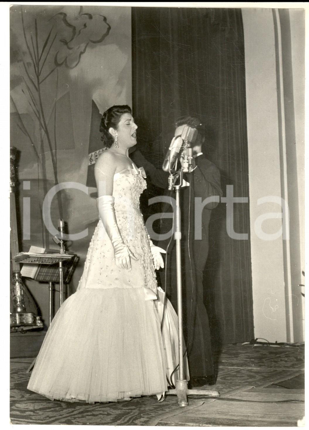 Fotografia d epoca originale 1955 ca s. l. Concorso VOCI NUOVE  Una concorrente sul palco Foto 18x13 cm 1