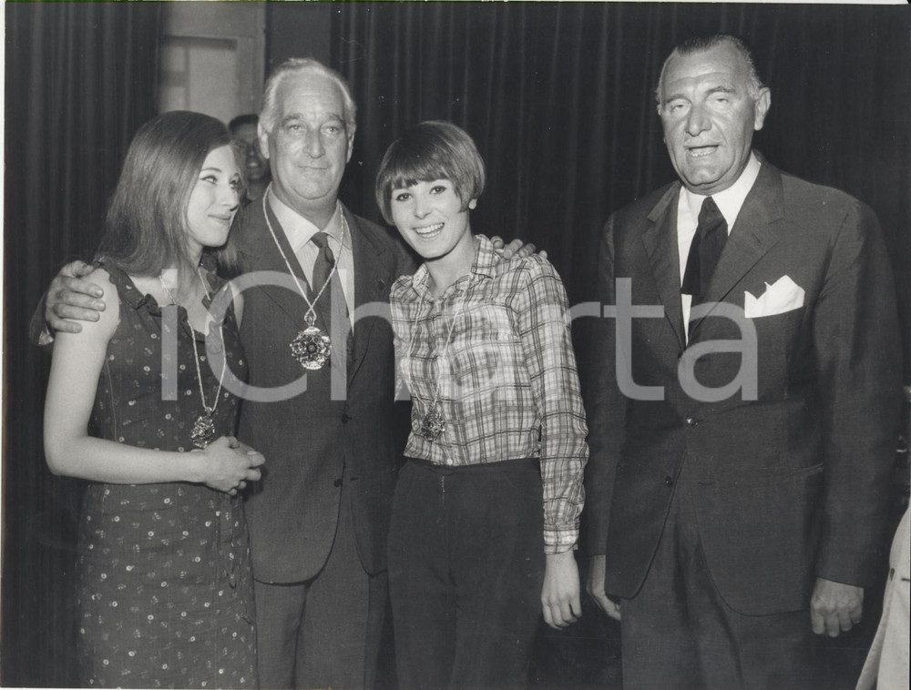 1966 MILANO Premiazione Ordine Yé-Yé - Renato NOVELLI Giuni MARCHESI Anna BRUNO Fotografia d'epoca con didascalia coeva.  CONDIZIONI: GFORMATO: 24x18 cm     originale e autentica 1