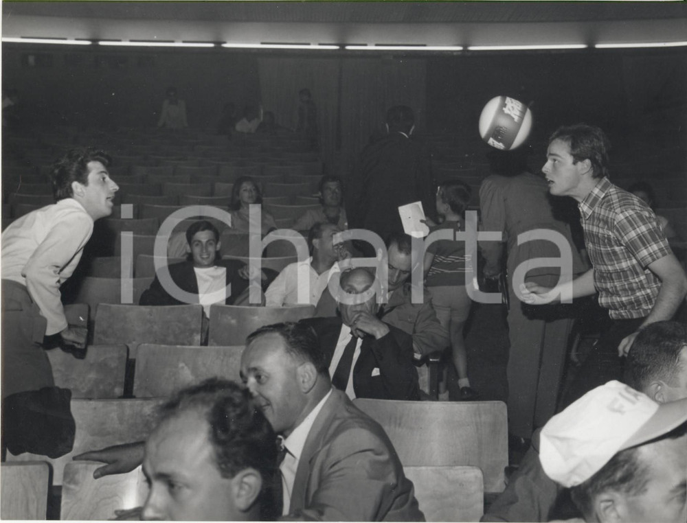 1966 BIELLA V CANTAGIRO I cantanti Dino e Michele giocano a palla Foto 24x18 cm