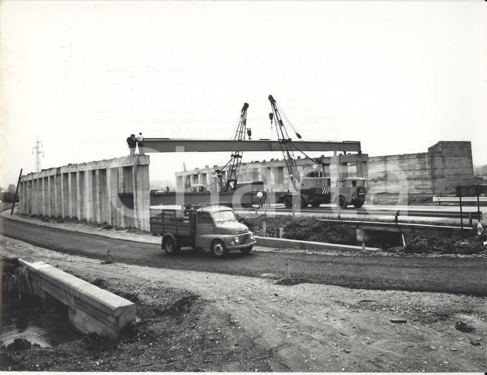 Fotografia d epoca originale 1966 TREZZANO SUL NAVIGLIO Lavori di costruzione TANGENZIALE OVEST Foto 24x18 1