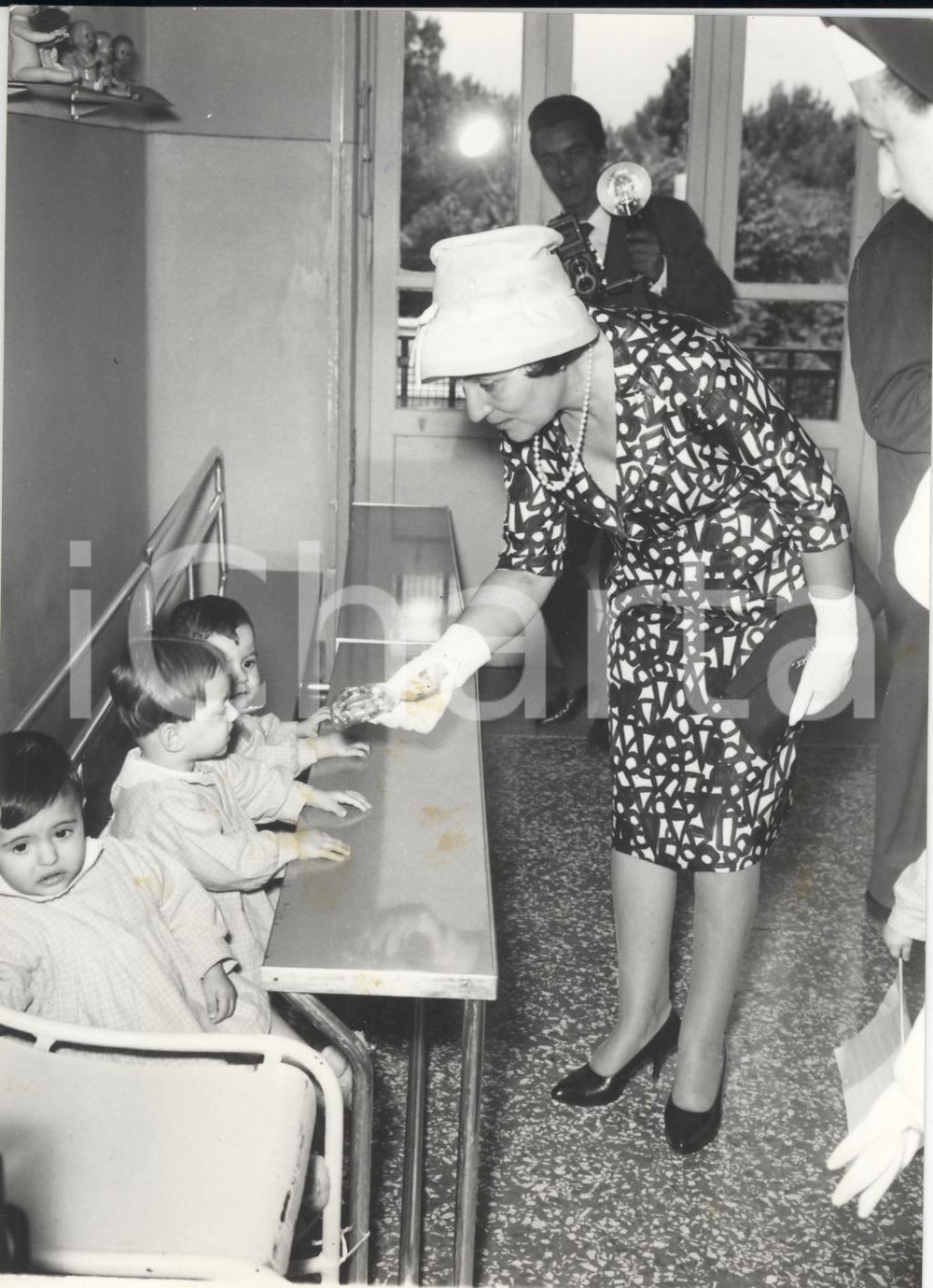 1960 ROMA Elena FRONDIZI visita la "Città della Croce Rossa"  *Foto 13x18 cm