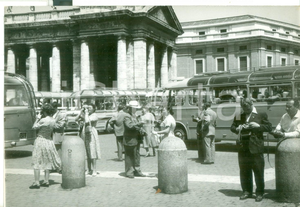 Fotografia d epoca originale 1959 ROMA PIAZZA SAN PIETRO Turisti russi visitano la cittÃ   Foto 18x13 cm 1