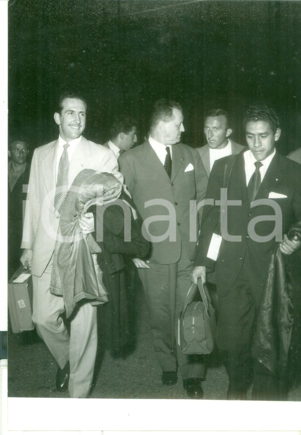 Fotografia d epoca originale 1955 MILANO MALPENSA Calciatori Washington CACCIAVILLANI e Nello ORLANDI Foto 1