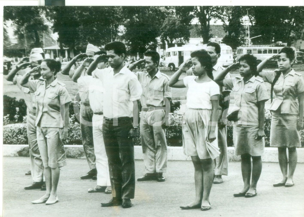 Fotografia d epoca originale 1965 JAKARTA INDONESIA Addestramento paramilitare degli impiegati Foto 18x13 1