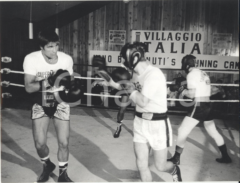 Fotografia d epoca originale 1967 NEW YORK BOXE Nino BENVENUTI si allena al VILLAGGIO ITALIA Foto 24x18 cm 1