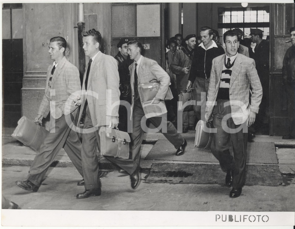 Fotografia d epoca originale 1955 GENOVA Studenti germanofili di Sarre al loro sbarco dal CORINTHIA Foto 1