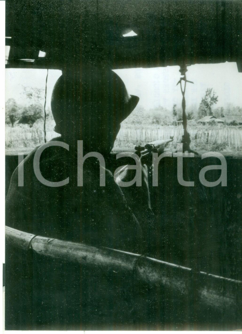 Fotografia d epoca originale 1964  GUERRA DEL VIETNAM Una sentinella di guardia al suo villaggio Foto 13x18 1
