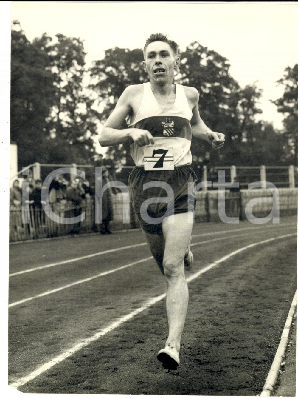 Fotografia d epoca originale 1955 WALTONONTHAMES Joe LANCASTER broking world record run  Photo 15x20 1