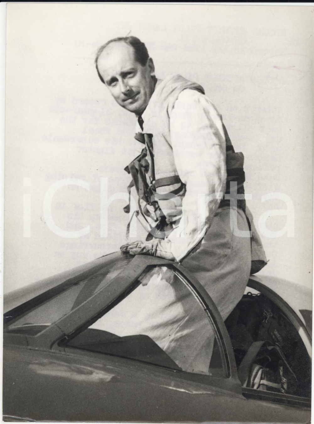 Fotografia d epoca originale 1953 TANGMERE Squadron leader Neville Duke climbing into Hawker Hunter Photo 1