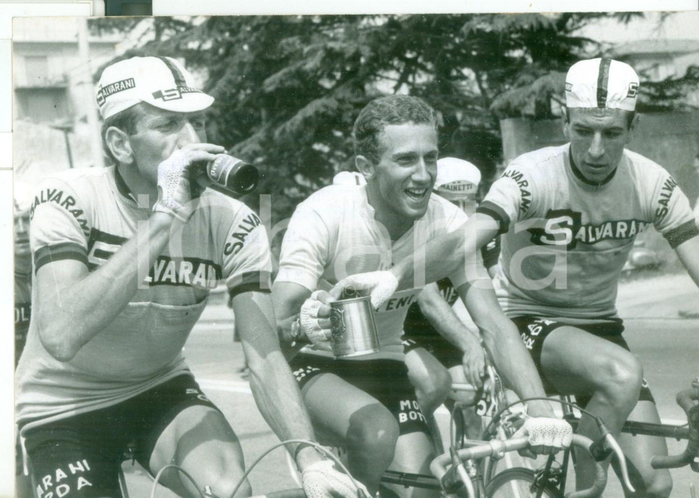 Fotografia d epoca originale 1966 49° GIRO D ITALIA Vittorio ADORNI Gianni MOTTA Felice GIMONDI con una birra 1