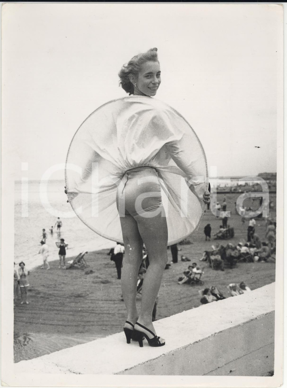 Fotografia d epoca originale 1953 CLIFTONVILLE LIDO Miss Lovely Legs June SARGEANT raising her skirt Photo 1