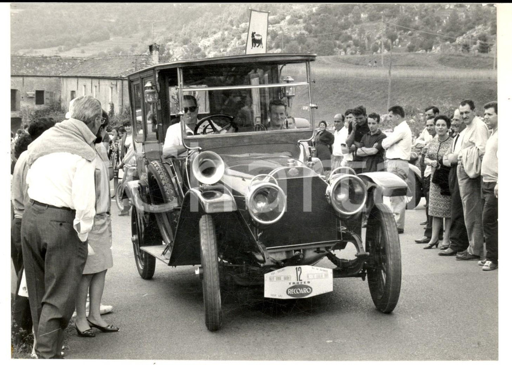 Fotografia d epoca originale 1966 GENOVA Raduno auto d epoca per il TROFEO RECOARO Foto 18x13 cm 1