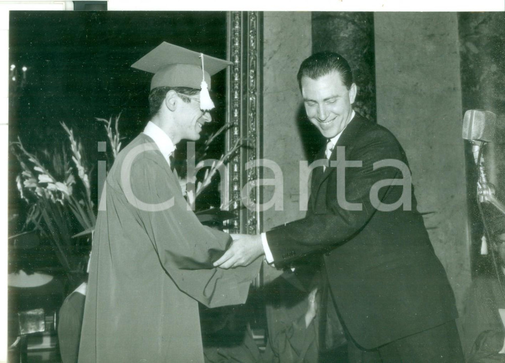 Fotografia d epoca originale 1966 MILANO IBM Roberto PERSI consegna borsa di studio a Robert DAVIDSON Foto 1