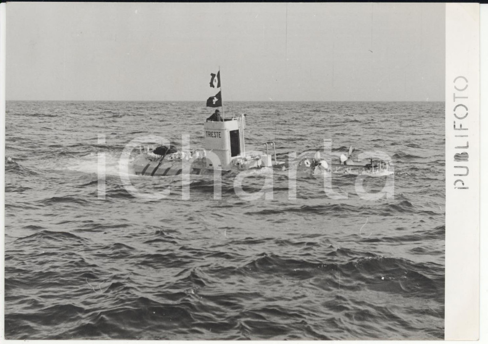 Fotografia d epoca originale 1953 PONZA MARINA MILITARE Il batiscafo sommergibile Trieste Foto 18x13 cm 1