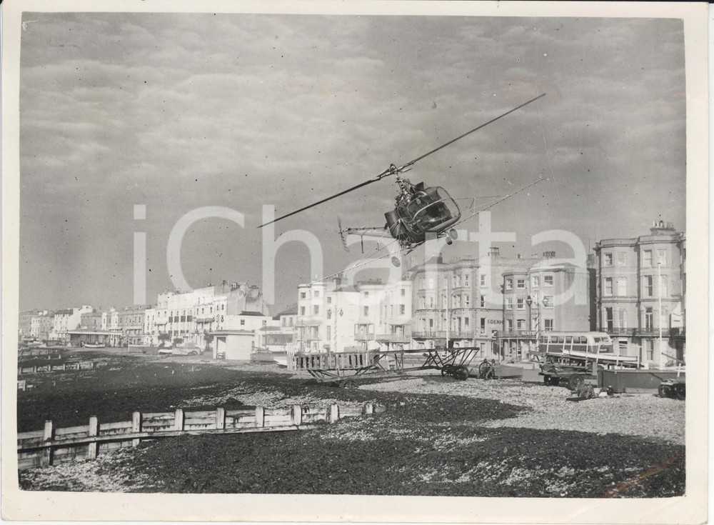 Fotografia d epoca originale 1953 WORTHING BEACH Sussex Helicopter spraying insecticide against flyes Foto 1