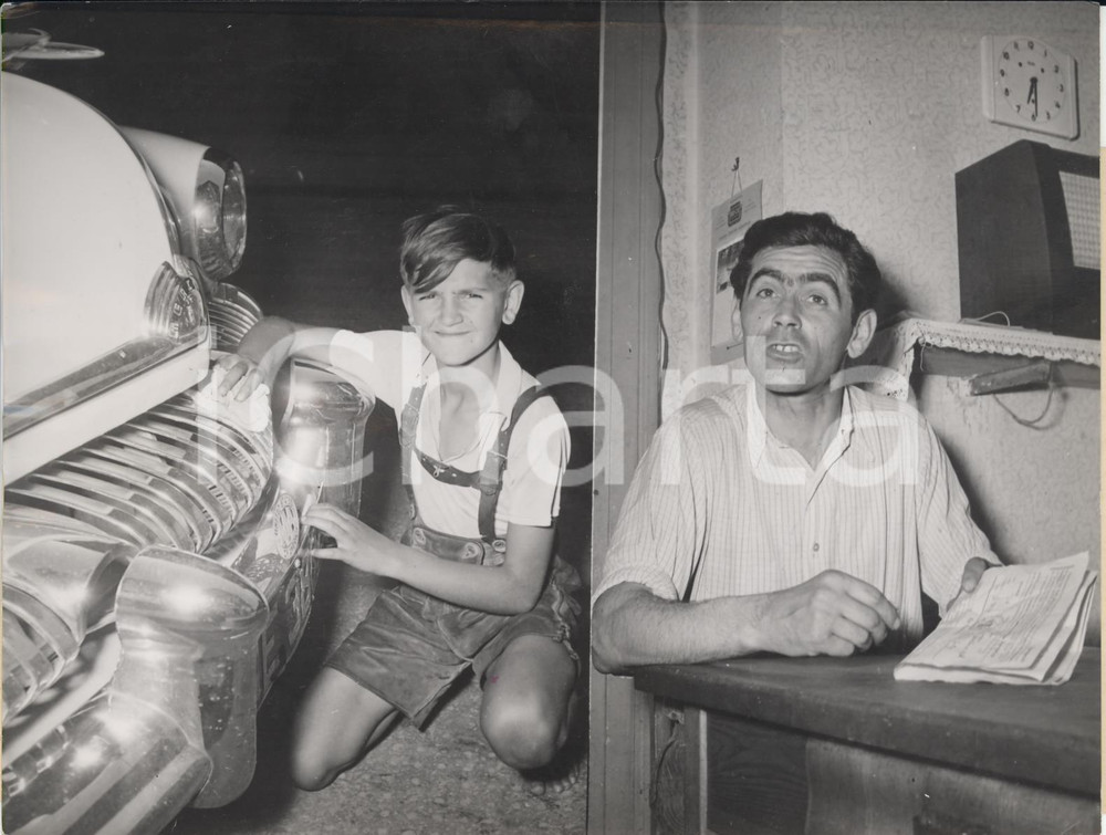 1953 MÜNICH Franz WEIDNER cleaning General Motors CORVETTE / Josef WEIDNER *Foto