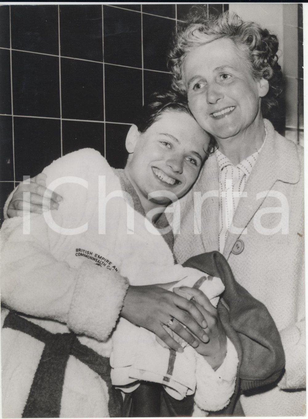 Fotografia d epoca originale 1959 CARDIFF Commonwealth Games  Margaret EDWARDS breaking a world record Foto 1