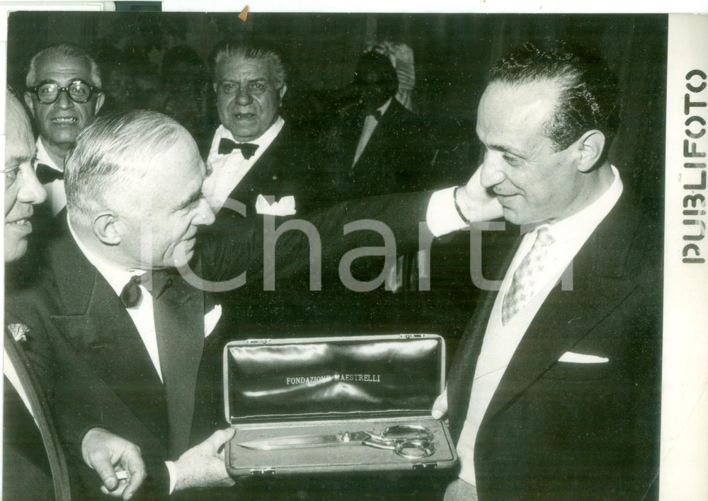 Fotografia d epoca originale 1954 ROMA FEDERAZIONE MAESTRI SARTI Cesare TOSI premia Loiola di MILANO  Foto 1