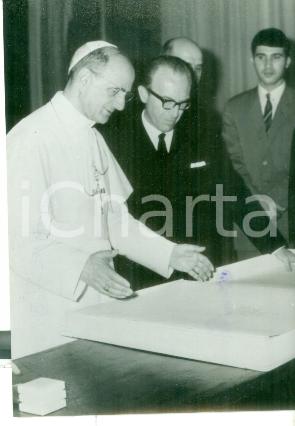 Fotografia d epoca originale 1966 ROMA Mario CARLETTI omaggia Papa PAOLO VI con il suo VANGELO DI GIOVANNI 1