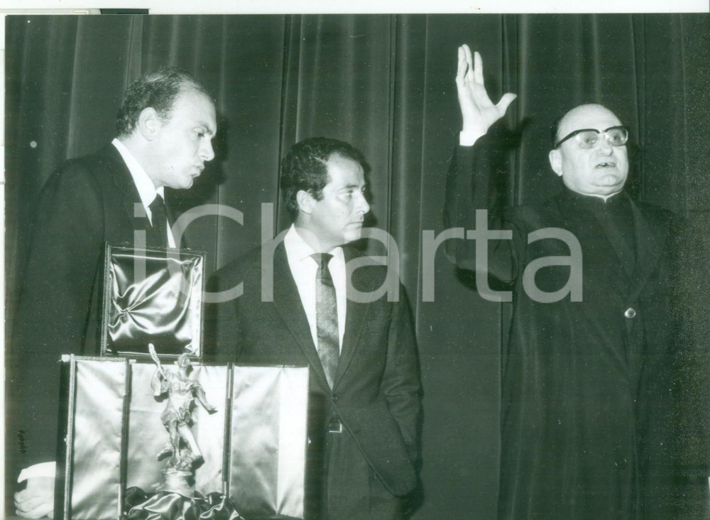 Fotografia d epoca originale 1962 MILANO Gillo PONTECORVO consegna a Francesco ROSI il premio SAN FEDELE 1