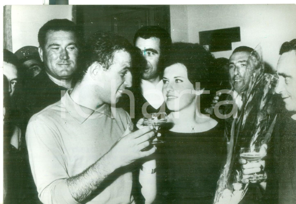 Fotografia d epoca originale 1963 PONTEDERA Sandro MAZZINGHI neo campione del mondo MEDI JUNIOR e fidanzata 1
