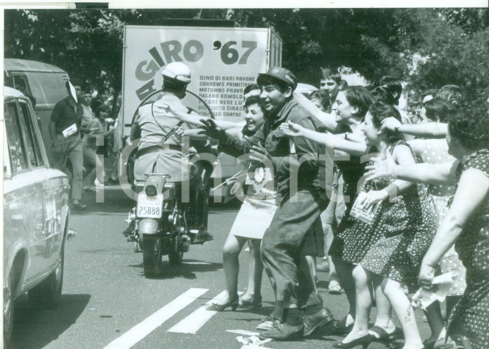 Fotografia d epoca originale 1967 CATANIAMESSINA CANTAGIRO Folla in strada acclama i cantanti Foto 18x13 1