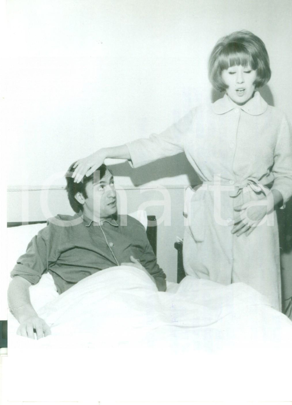 Fotografia d epoca originale 1967 17° FESTIVAL DI SANREMO Tony DEL MONACO malato e confortato da Betty CURTIS 1