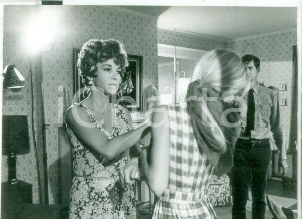 1968 USA Beverly GARLAND Anthony PERKINS  sul set del film SHE LET HIM CONTINUE